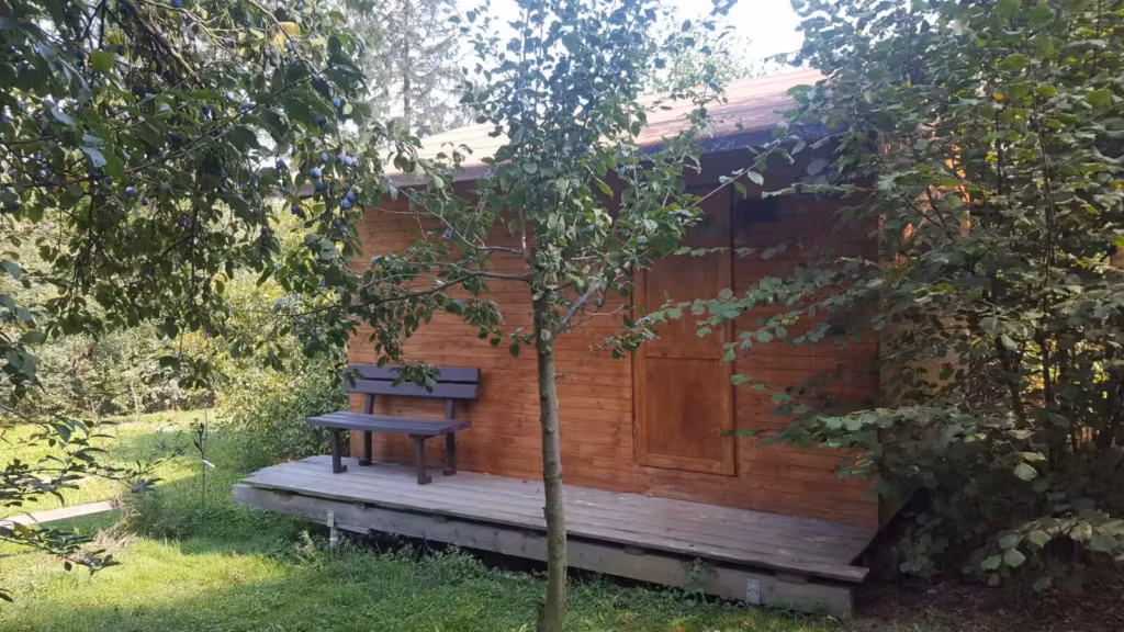 Dřevěná chatka v sadu zvenku